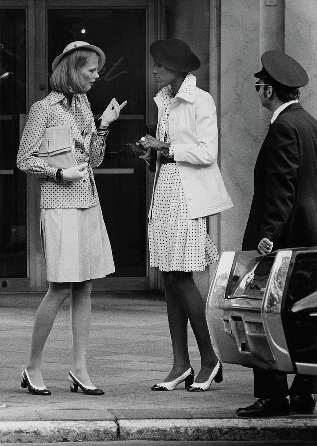 Models Talking On A Sidewalk In New York City Photograph by Kourken Pakchanian