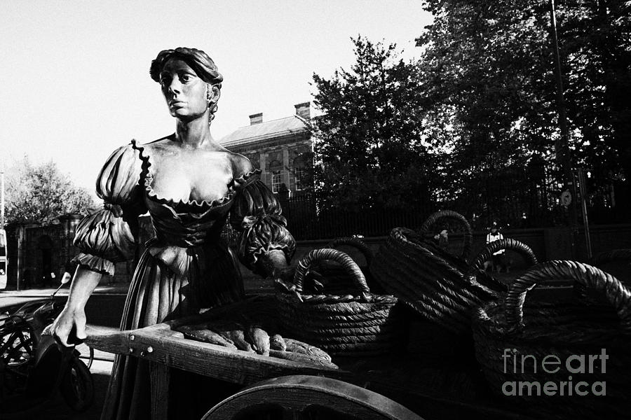 City Photograph - Molly Malone Statue Dublin Republic Of Ireland by Joe Fox