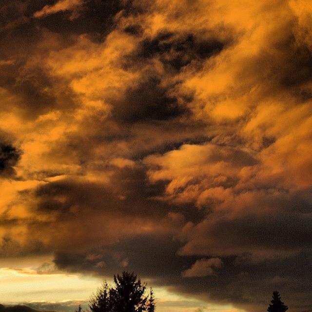 Mondays Sunset Lit Up Storm Clouds Photograph by Mike Warner