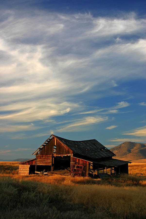 Montana Barn at Sunset Photograph by Daniel Woodrum