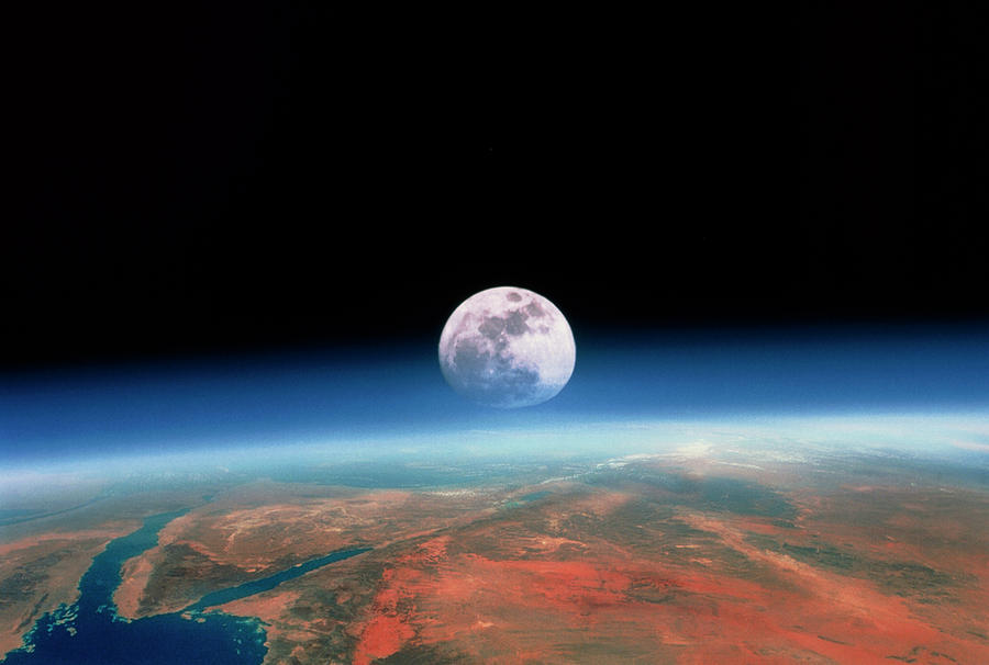 Земля там сырая. Земля и Луна сейчас. Over the Earth. The Earth Rising over the Moon. Rising Moon.