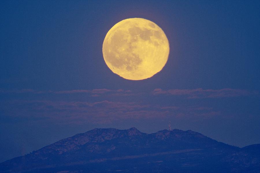 Space Photograph - Moonrise by Juan Carlos Casado (starryearth.com)
