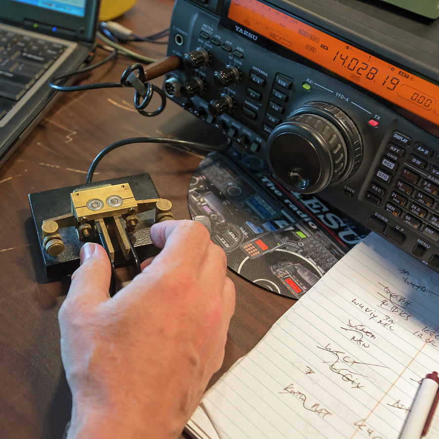 Coding radio. Радио Азбука Морзе. Азбука Морзе радиолюбители. С днем радио на азбуке Морзе. С днем радио на морзянке.