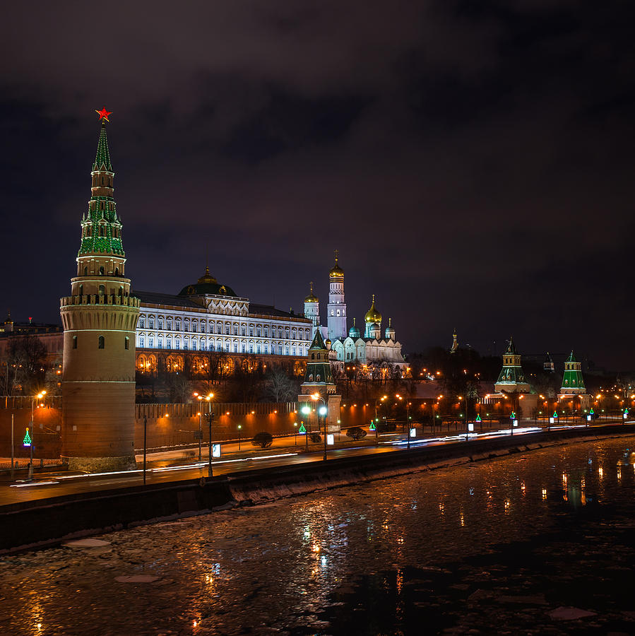 Places moscow. Кремль Москва. Kremlin Embankment. Palace Square of Kremlin. Кремль ночью.