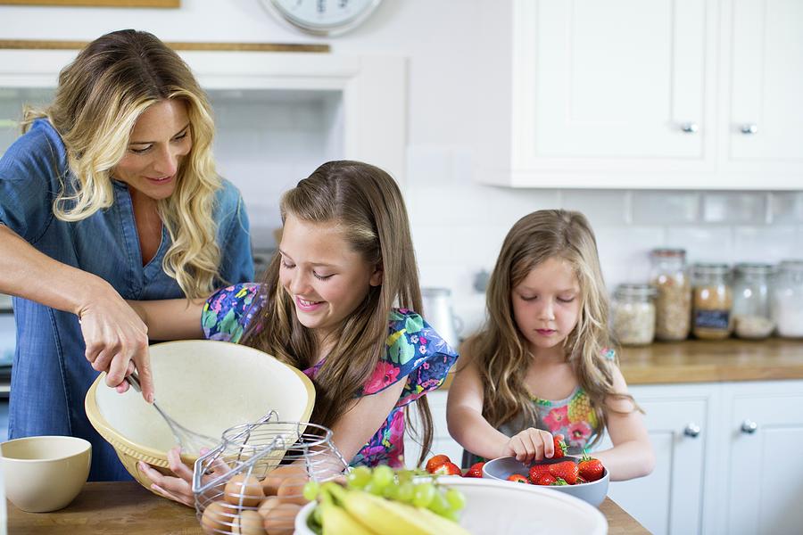 Mother And Children In The Kitchen Photograph by Science Photo Library