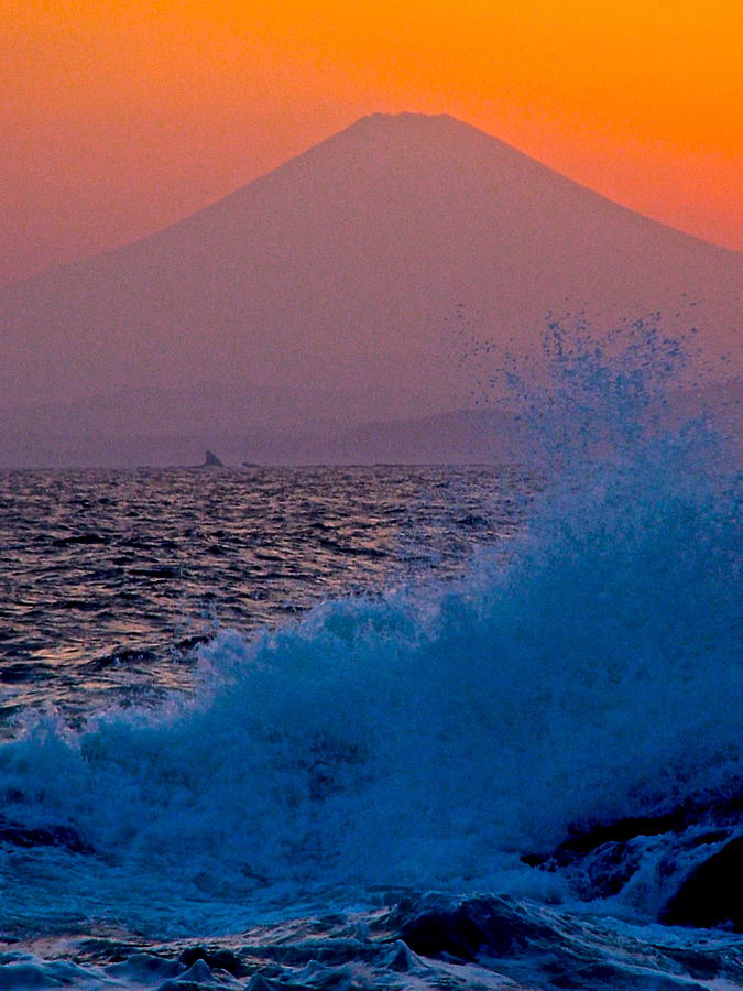 Mt Fuji Splash Photograph by Larry Knipfing - Pixels