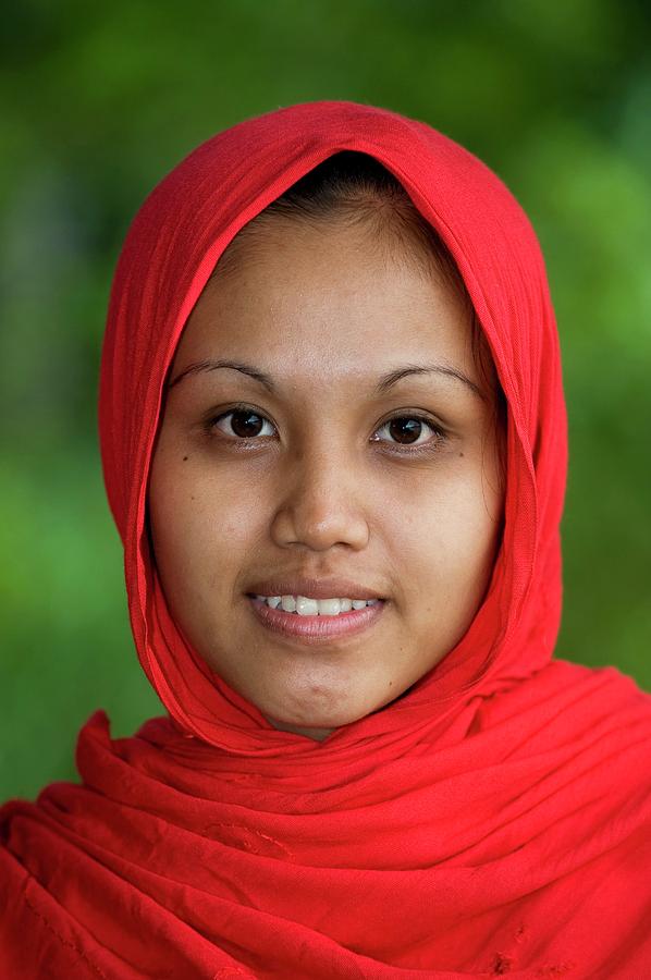 Portrait Photograph - Muslim Woman by Tony Camacho/science Photo Library