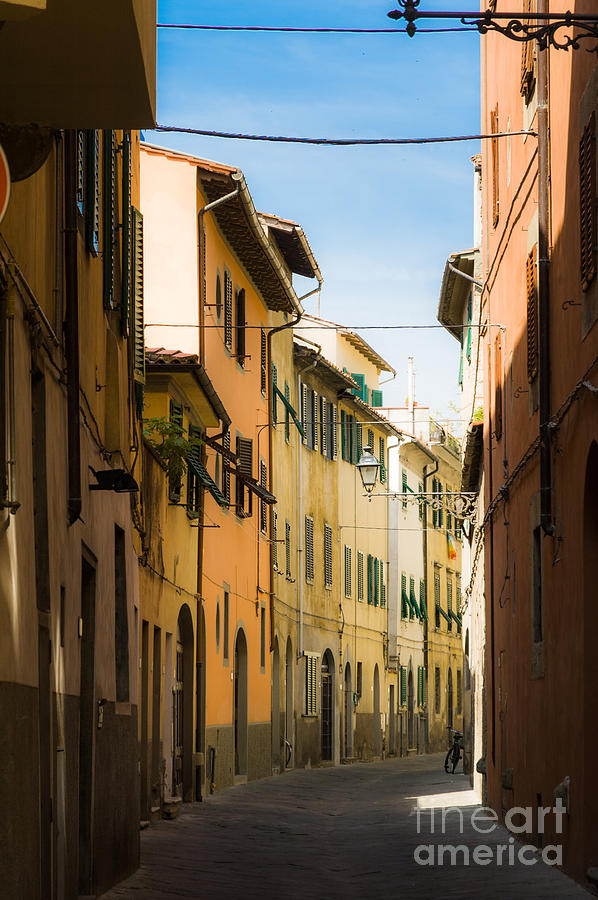 Narrow italian street Pistoia Italy Photograph by Peter Noyce