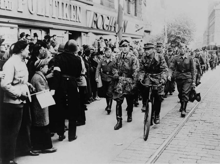 Nazi Soldiers March Down A Commercial Photograph By Everett - Fine Art 