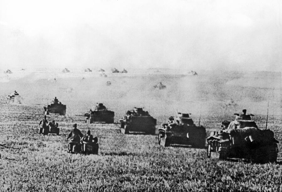 Nazi Tanks Move On Stalingrad Photograph by Underwood Archives