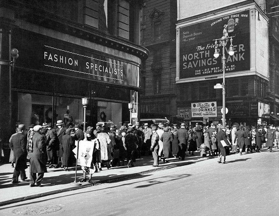 New York Christmas Shoppers Photograph by Underwood Archives