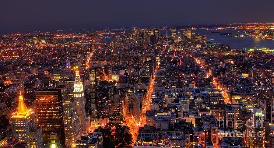 Architecture Photograph - New York City at night by Oscar Gutierrez