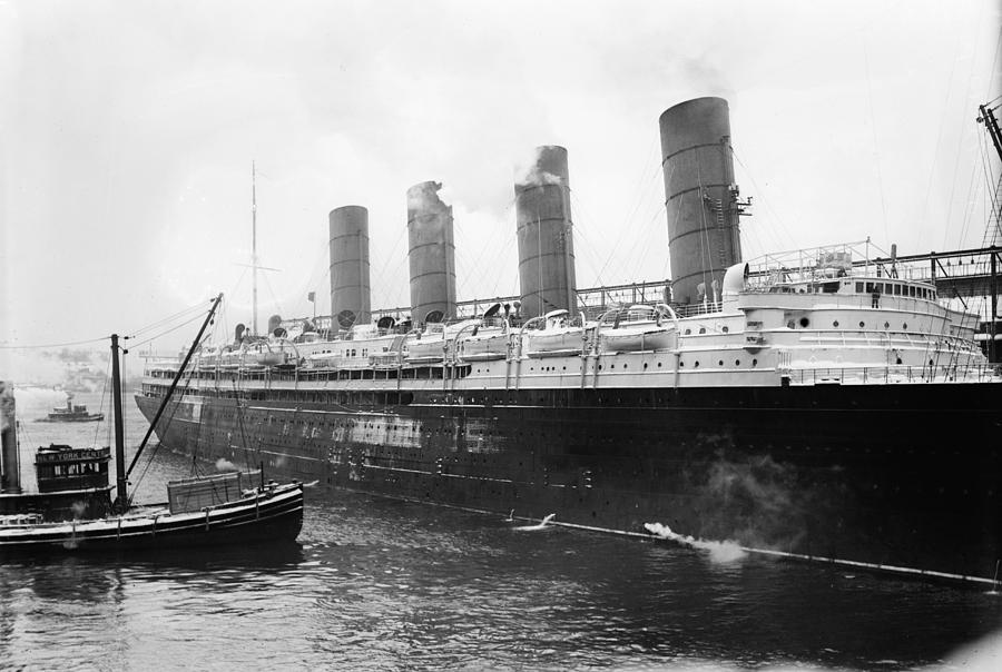 New York Lusitania Photograph by Granger