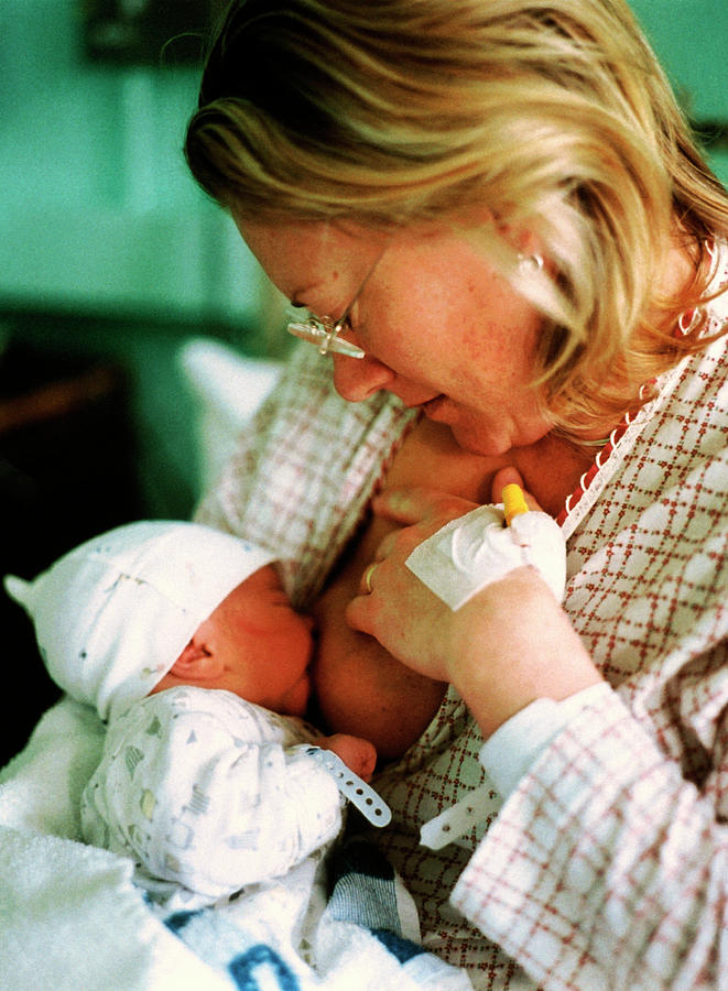 Newborn Baby Feeding Photograph by Tracy Rutter/science Photo Library