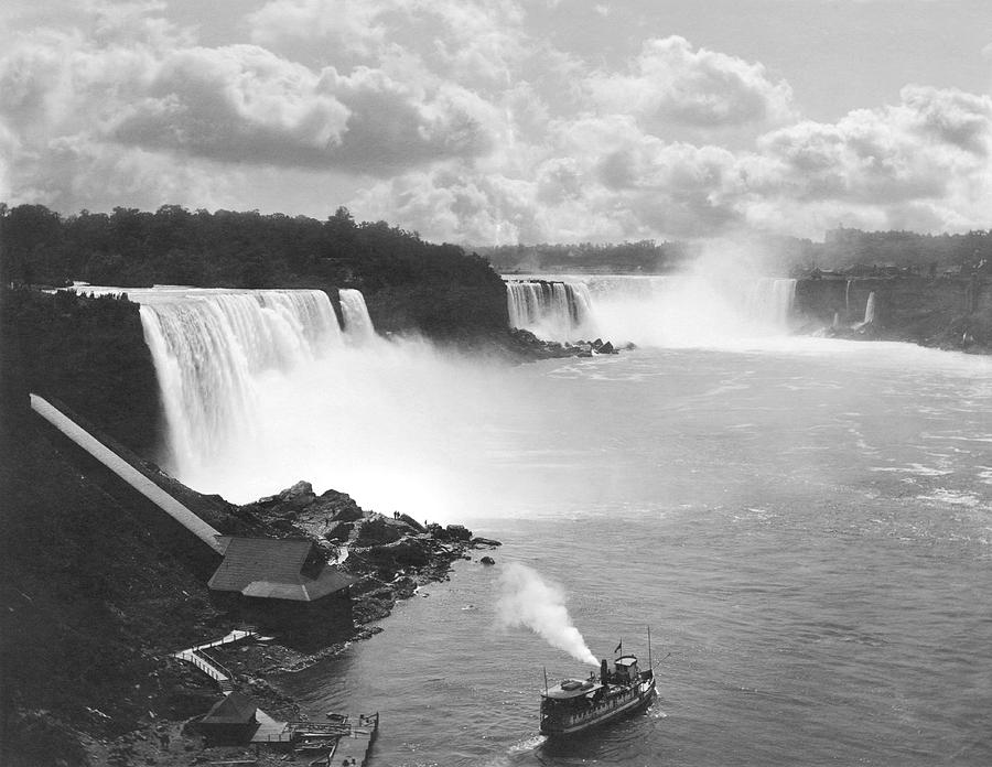 Nature Photograph - Niagara Falls Maid Of The Mist by Underwood Archives