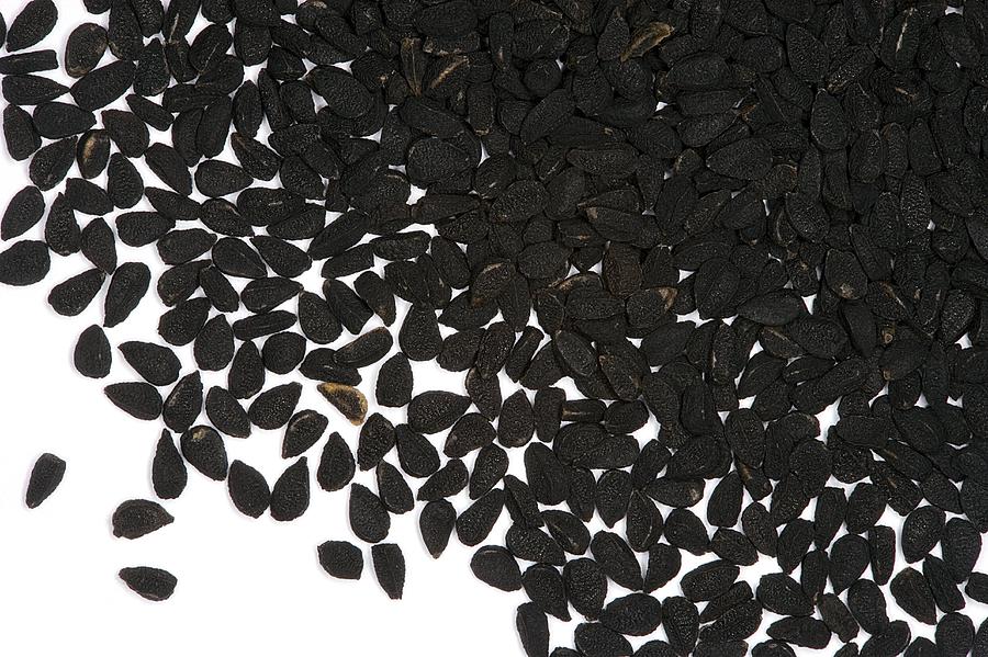 Черные семена. Nigella Sativa Seeds. Nigella Black onion Seeds. Маленькие черные семечки. Арабские черные семена.