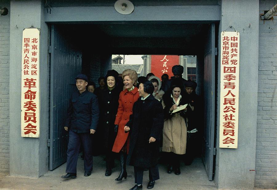 Nixon In China. Pat Nixon Visiting Photograph by Everett