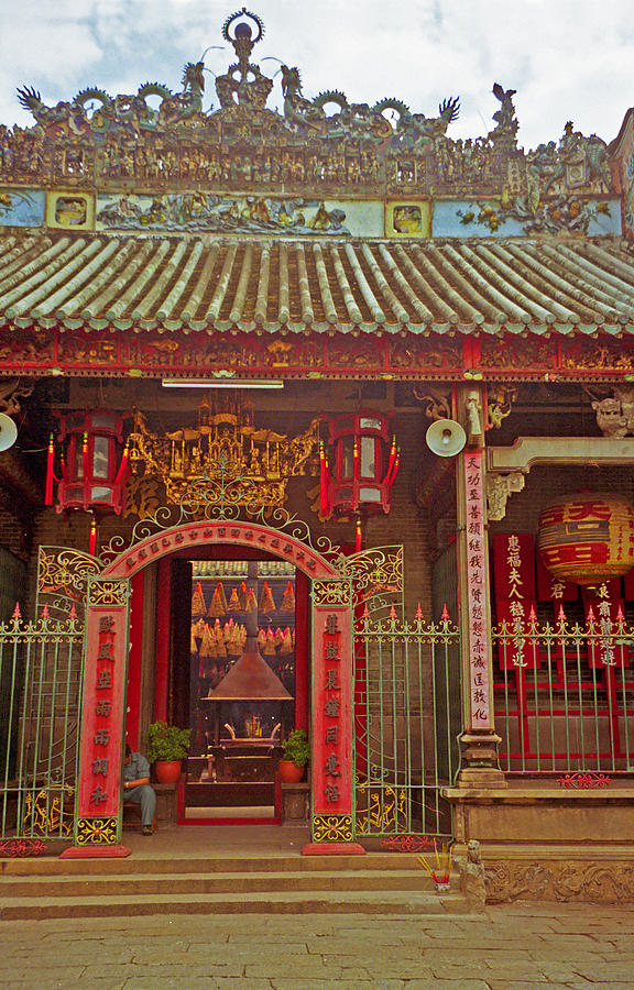 Nord Hoi Temple Entrance Photograph by Rich Walter