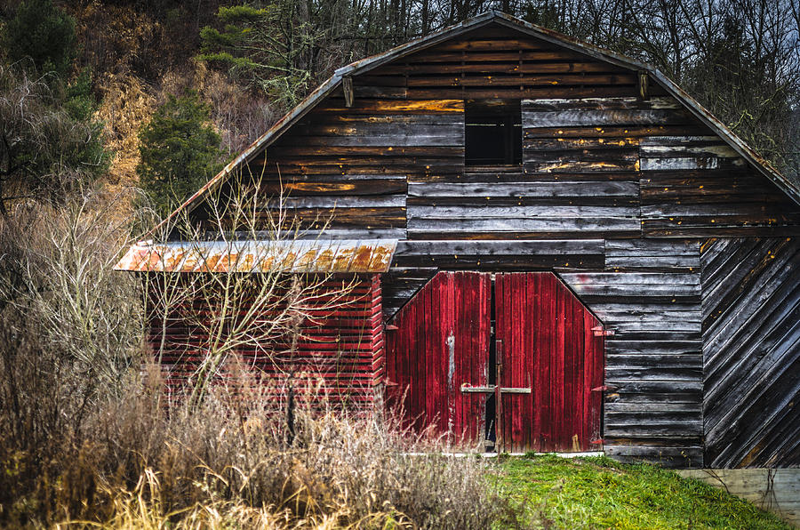 North Carolina Red Door Barn Photograph by Carolyn Marshall