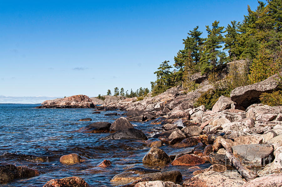 North shore of Lake Superior Photograph by Les Palenik
