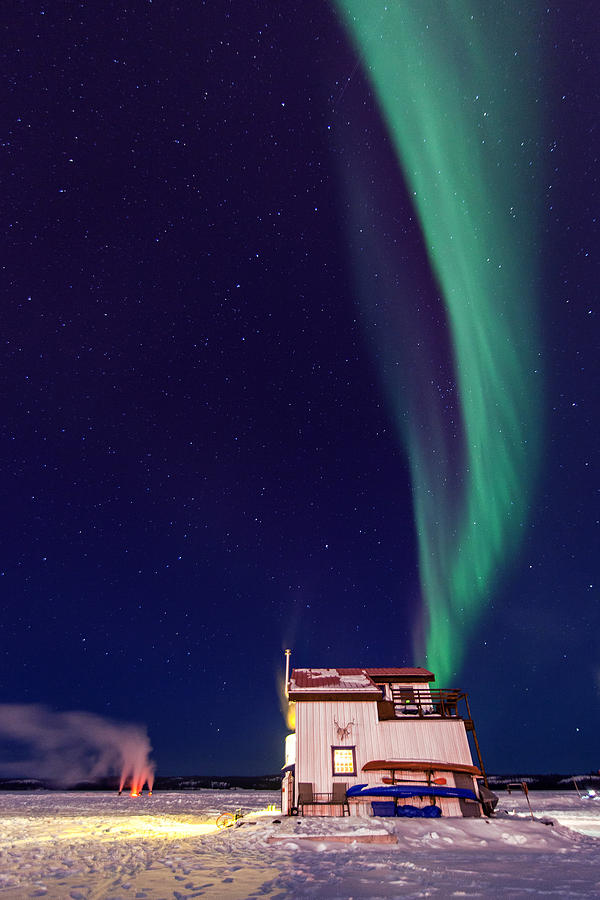 Northern Lights and house boat on Great Slave Lake in Yellowknife ...