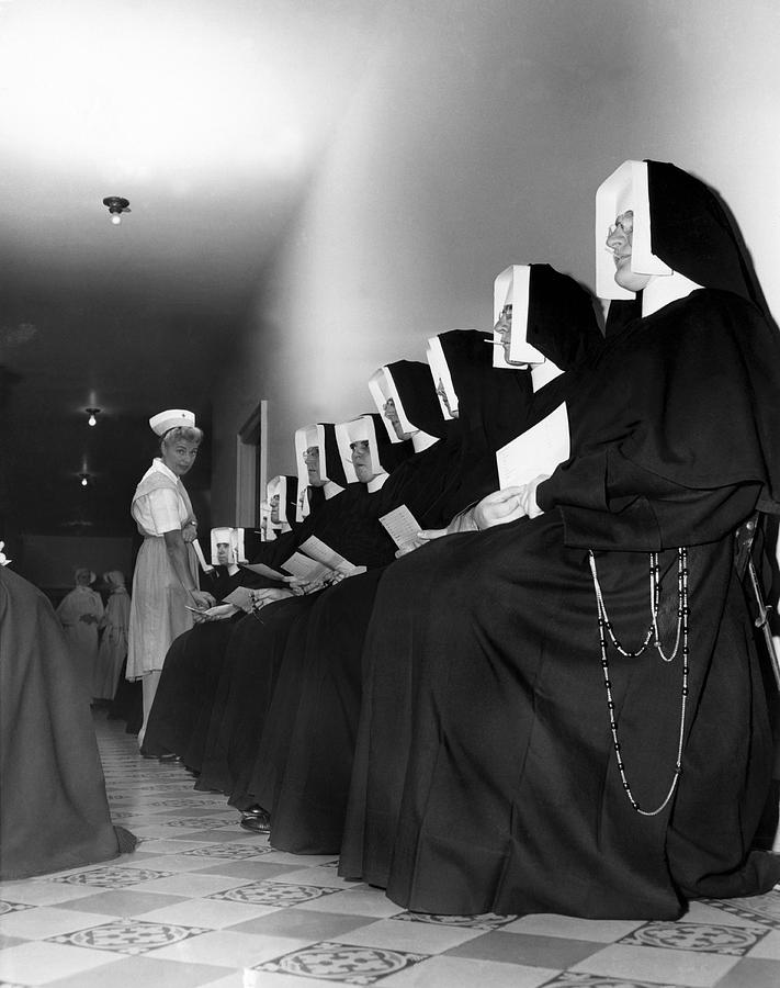 Nuns Donate Blood For Troops Photograph by Underwood Archives - Fine ...