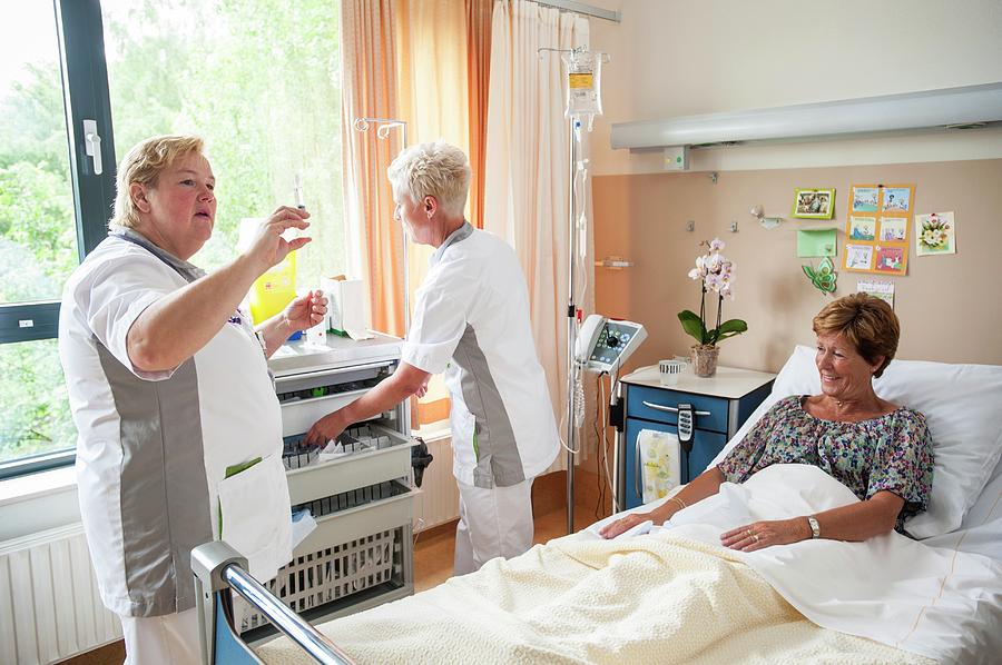 Nurses Preparing Medication Photograph by Arno Massee/science Photo ...