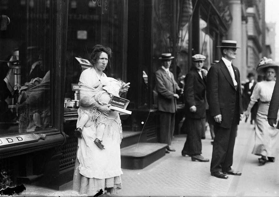 Nyc Beggar, C1913 Photograph by Granger - Fine Art America