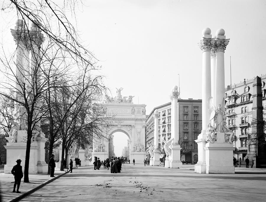 Nyc, Madison Square, Dewey Arch Photograph by Science Source