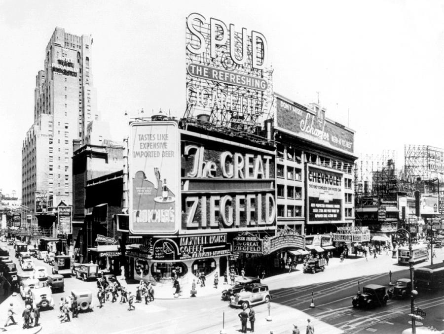 Nyc, Times Square, Astor Theatre, 1936 Photograph by Science Source