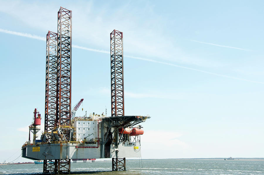 Offshore Oil Rig Photograph by Jesper Klausen / Science Photo Library