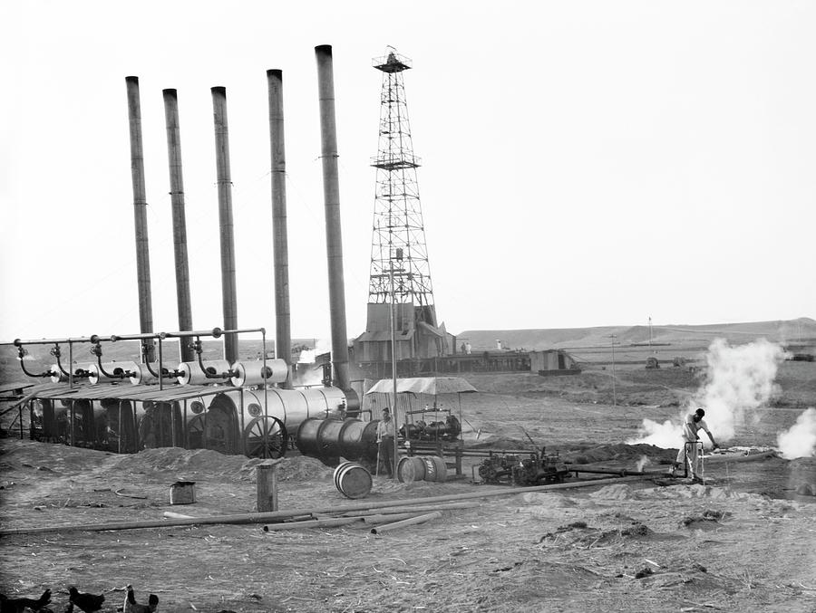 Oil Well In Iraq Photograph by Library Of Congress/science Photo Library
