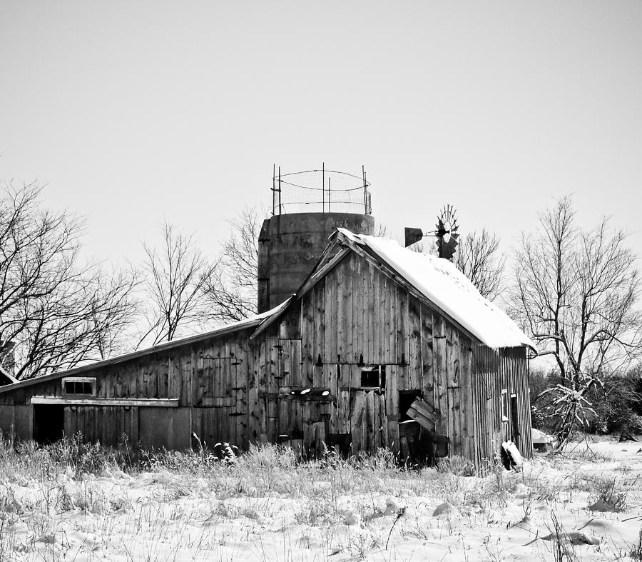 Old Barn In Winter Photograph by Tracy Salava