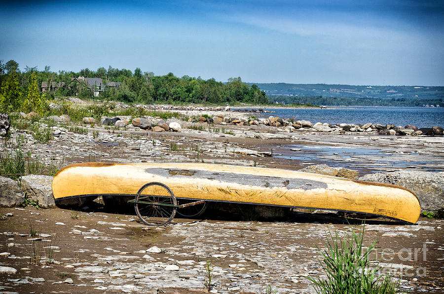 Old canoe on Georgian Bay shore Photograph by Les Palenik