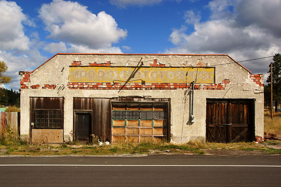 Old Garage in Chiloquin Oregon Photograph by Daniel Woodrum