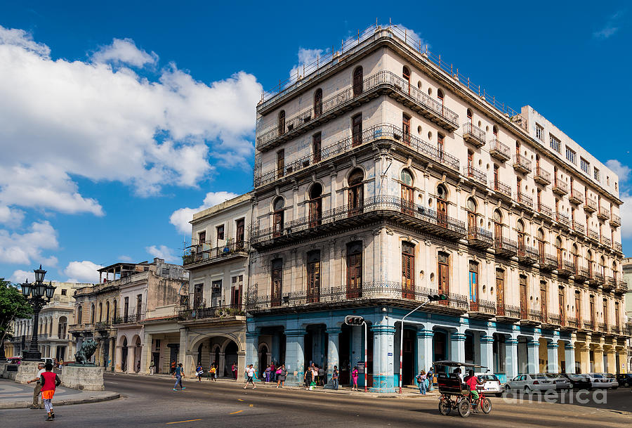 Old Havana building Photograph by Les Palenik