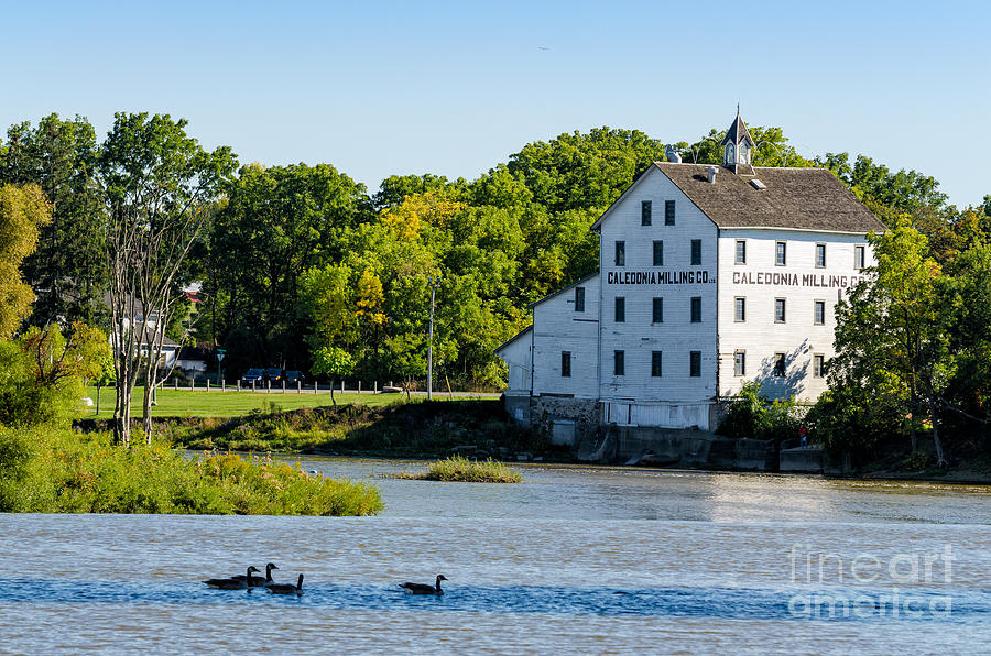 Old Mill on Grand River in Caledonia in Ontario Photograph by Les Palenik