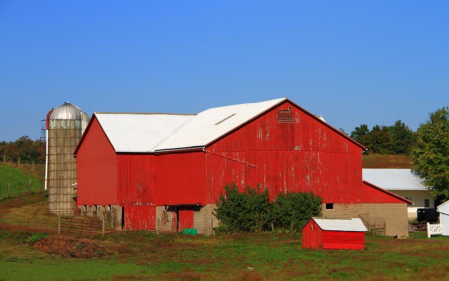 Old Red Barn In Ohio Photograph by Dan Sproul