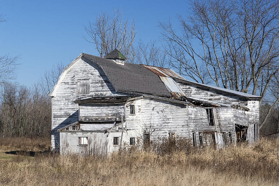 Old White Barn Photograph by Ray Summers Photography - Fine Art America