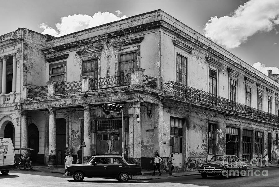 On The Corner in Havana - V3 Photograph by Les Palenik
