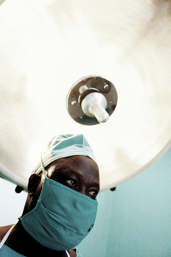 Hat Photograph - Operating Theatre Light by Mauro Fermariello/science Photo Library