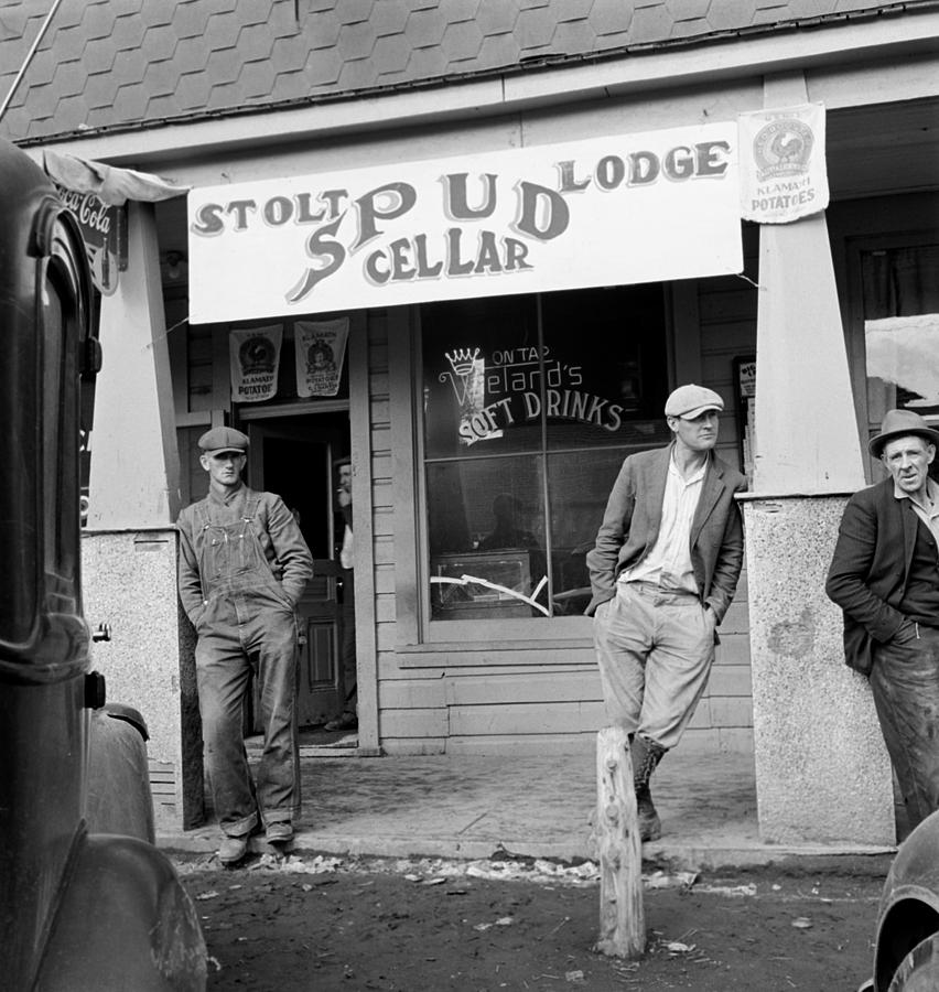 Oregon Tavern, 1939 Photograph by Granger