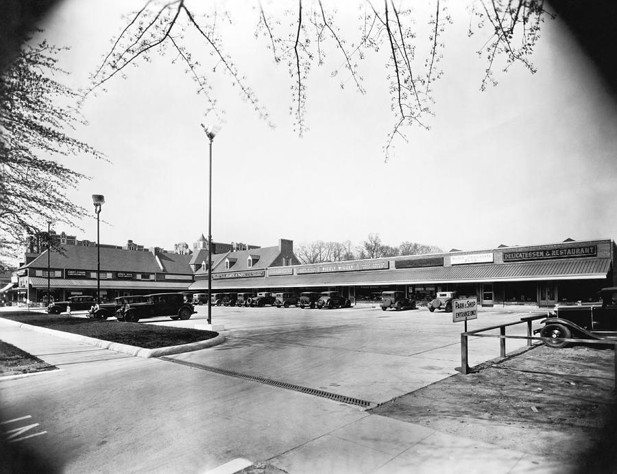 Park & Shop Early Strip Mall Photograph by Underwood Archives