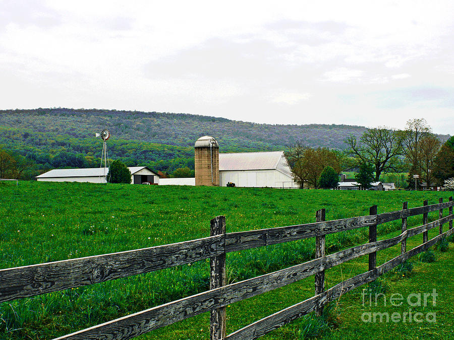 Pennsylvania Farm Photograph by Larry Oskin