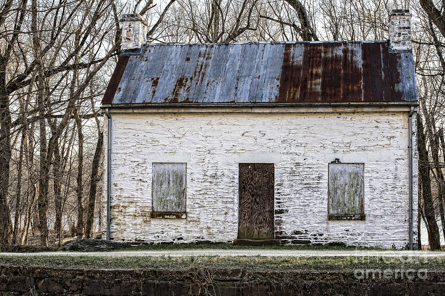 Pennyfield Lockhouse on the C and O Canal in Potomac Maryland Photograph by William Kuta