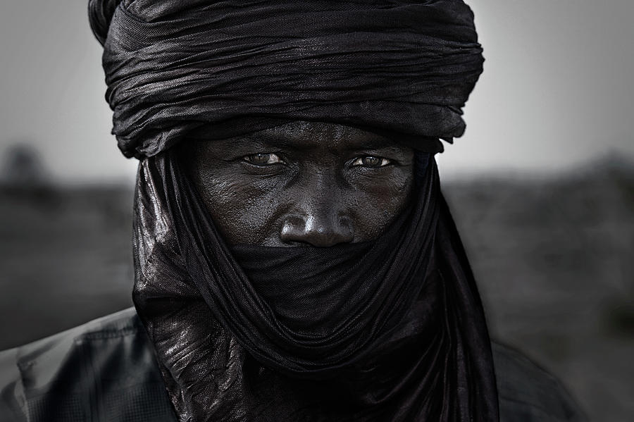 Black And White Photograph - Peul Man In The Gerewol Festival - Niger by Joxe Inazio Kuesta