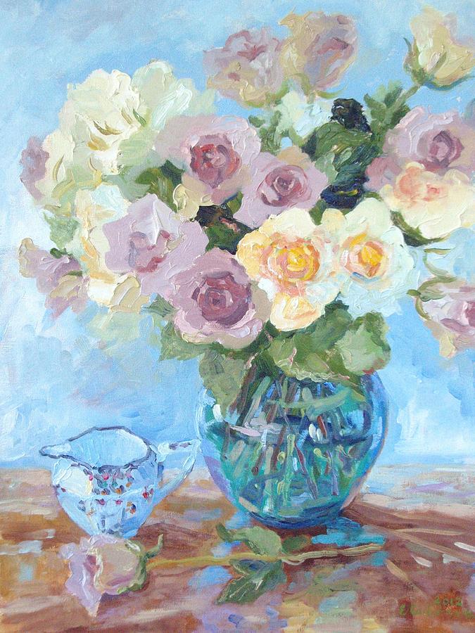 Still Life Painting - Pewter and Cream Roses in Murano Vase by Elinor Fletcher