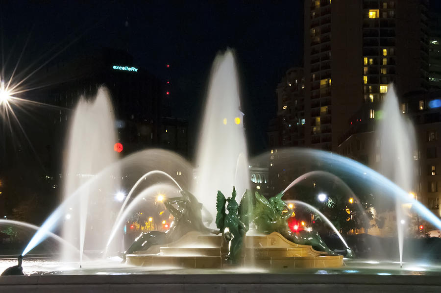 Philadelphia - Swann Fountain - Night Photograph by Bill Cannon