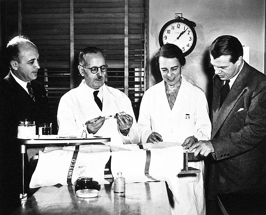 Physiology Researchers Photograph by National Library Of Medicine