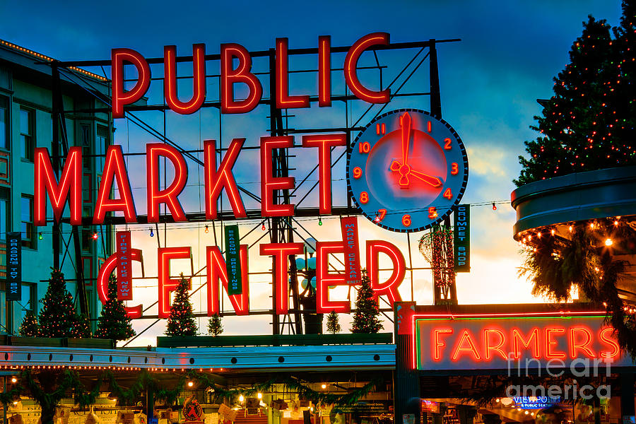 Pike Place Holidays Photograph by Inge Johnsson
